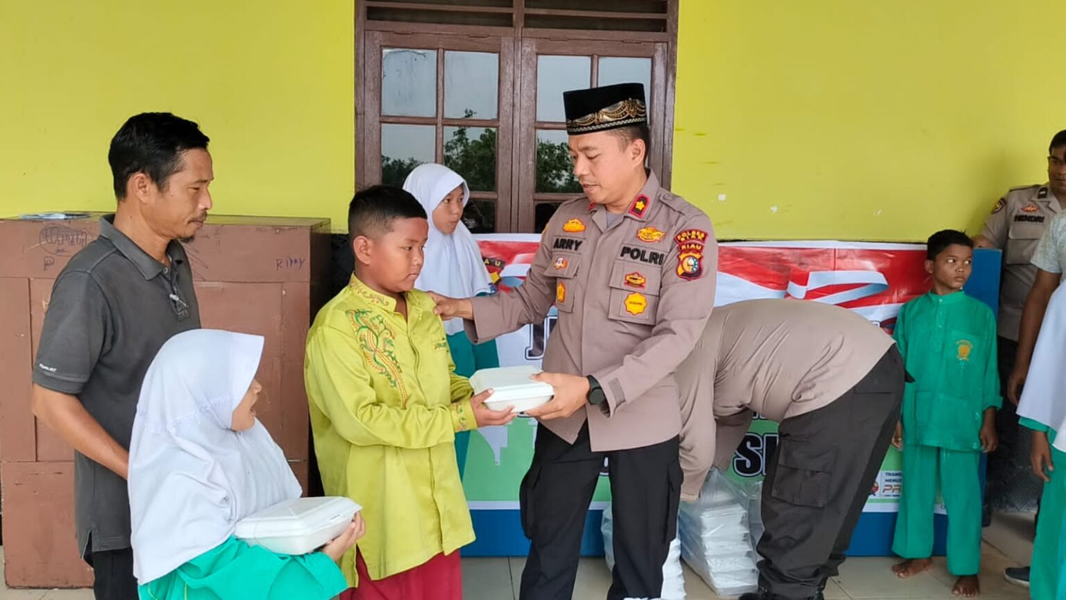 Jumat Berkah Jumat Berbagi Polsek Tualang di Panti Asuhan Muhammadiyah